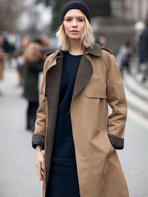 Rien de tel qu'un bonnet bleu marine pour rchauffer un trench camel