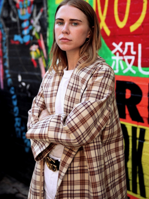 Envie d'un ample manteau  carreaux pour rchauffer un total look blanc !