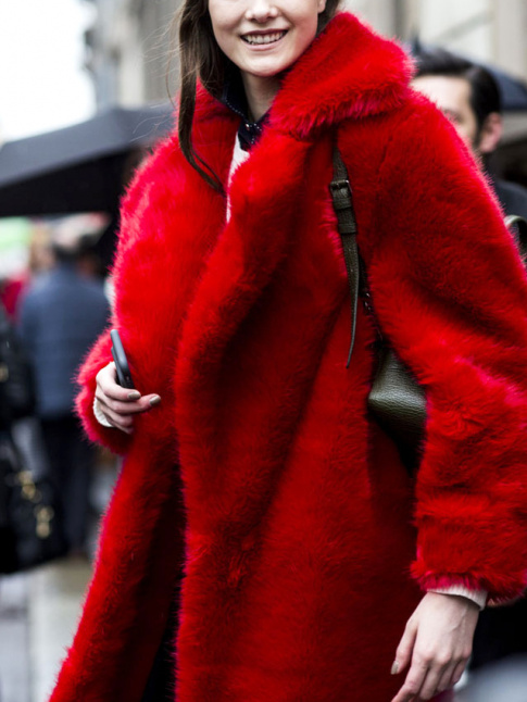 Rien de tel qu'une opulente fausse fourrure rouge cerise pour booster les petits matins d'automne