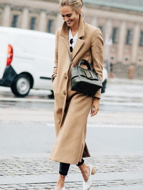 Pardessus camel + escarpins blancs = le bon mix