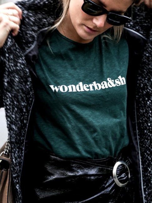 Rien de tel que le duo tee-shirt/manteau oversize pour apaiser une jupe en vinyle