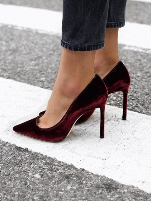 Entre talons vertigineux et velours boudoir, ces escarpins bordeaux donnent des envies de sensualit cosy
