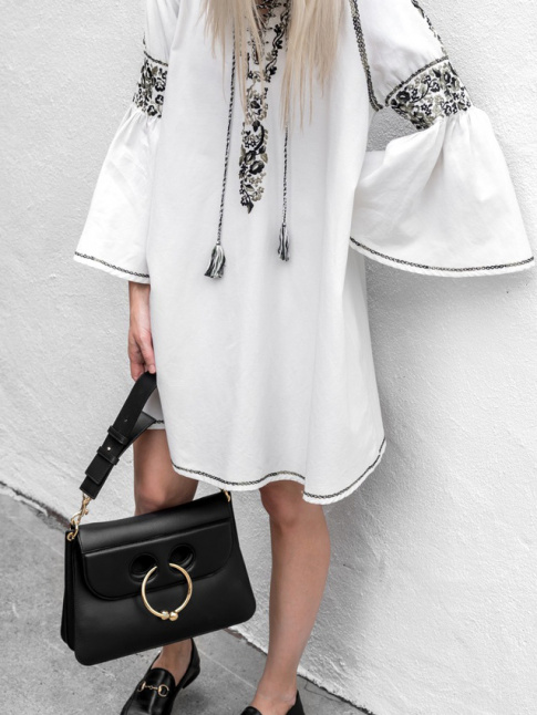 On aime quand la robe folk se tlescope aux must have du moment