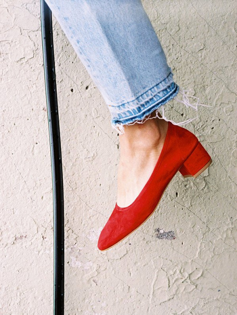 Rien de tel qu'une paire de souliers rouges pour sophistiquer un jean bleu dlav