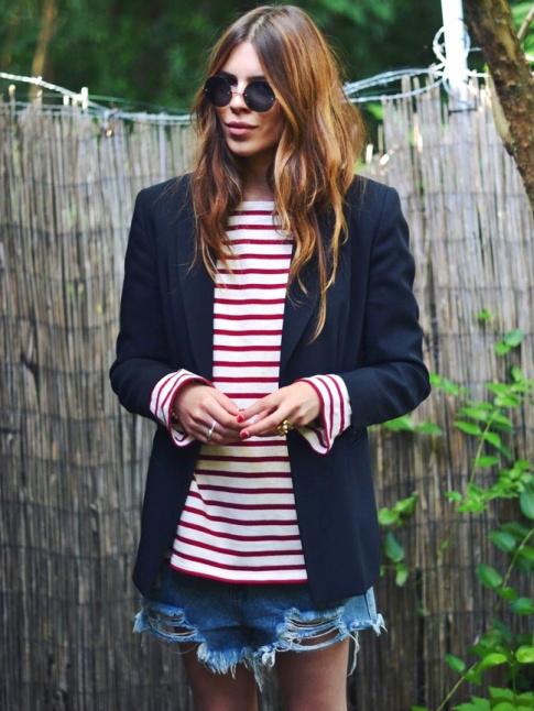 Blazer boyish chic + marinire + denim ultra destroyed = le bon mix