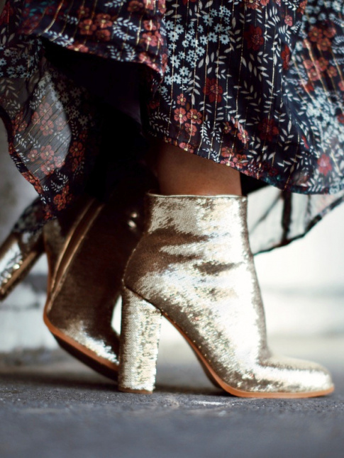 Boots glitter + longue robe automnale = le bon mix