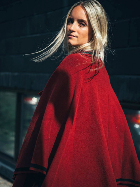 Confortable mais risqu, le poncho tente une incursion en milieu fashion
