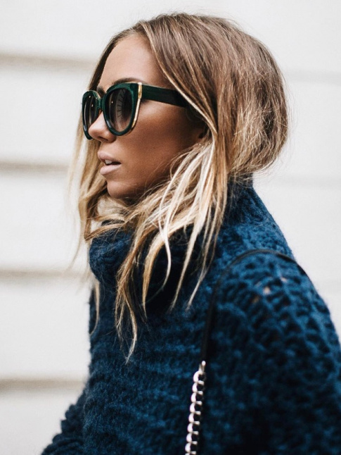 Maxi pull bleu ptrole + cheveux froisss + maxi lunettes de soleil = le bon mix