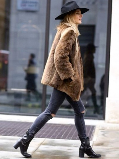 Fausse fourrure + slim destroy + bottines noires montantes = le bon mix