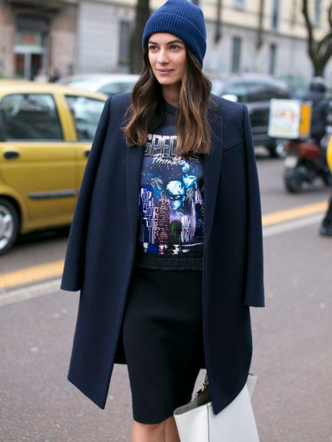 On ne se lasse pas du tlescopage entre sweat graphique, jupe crayon, bonnet et pardessus masculin