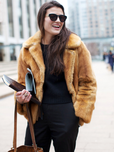Total look noir + fourrure vintage courte = le bon mix