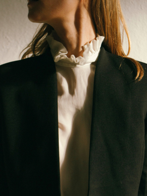 Cette saison, on pense  troquer nos chemises blanches contre une blouse  col volant
