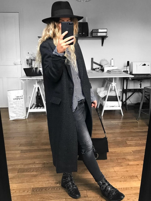 Rien de tel qu'un long manteau masculin pour accompagner de longues boucles dores