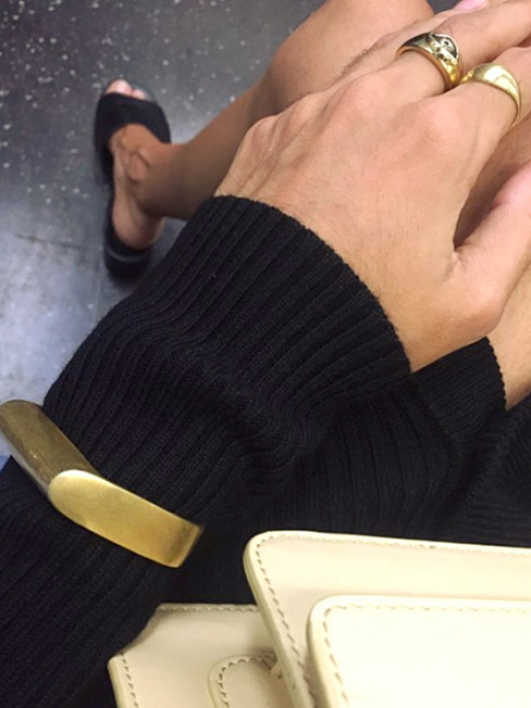 Oui au bracelet manchette port sur une manche troite de pull-over en maille ctele !