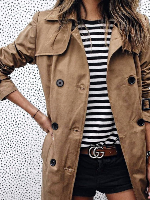 Le trench camel sied bien au duo marinire/short en jean noir