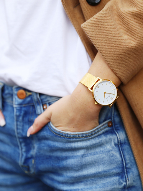 Pardessus camel + tee-shirt blanc + montre dore + jean bleu dlav = le bon mix