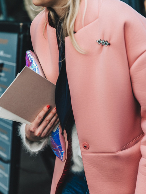 Oui au tlescopage entre manteau minimaliste et bijou fantaisie faussement prcieux !