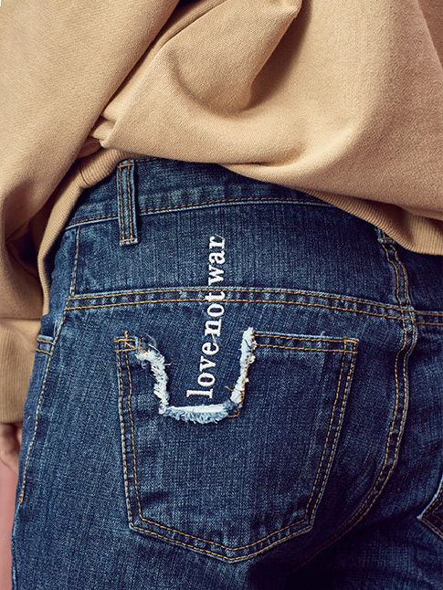 Plus que jamais, le jean s'improvise cimaise de nos motions