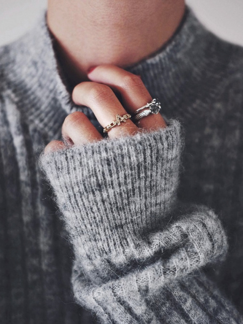 Pull douillet + accumulation de fines bagues = le bon mix