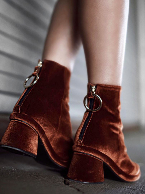 Les talons pyramidaux sient bien  la tendance velours