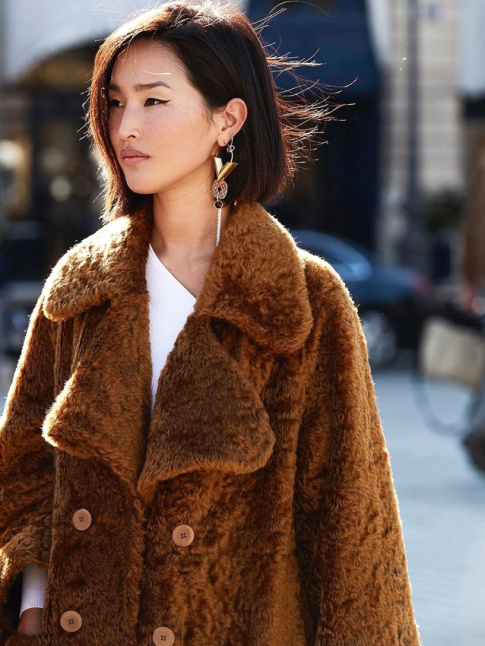 Envie d'un opulent manteau en fausse fourrure chocolat...