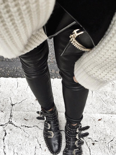 On ne se lasse pas du duo grosse maille/leggings en cuir