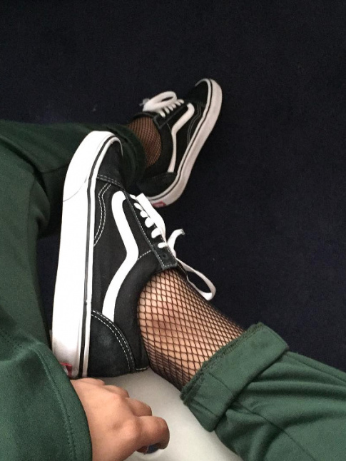 Vans + collants rsille + pantalon roulott sur la cheville = le bon mix