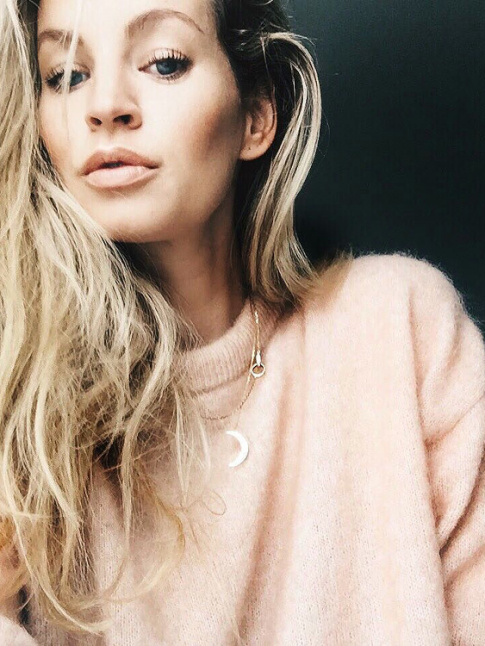 Ah, s'il suffisait de se glisser dans un pull guimauve pour voir la vie en rose...