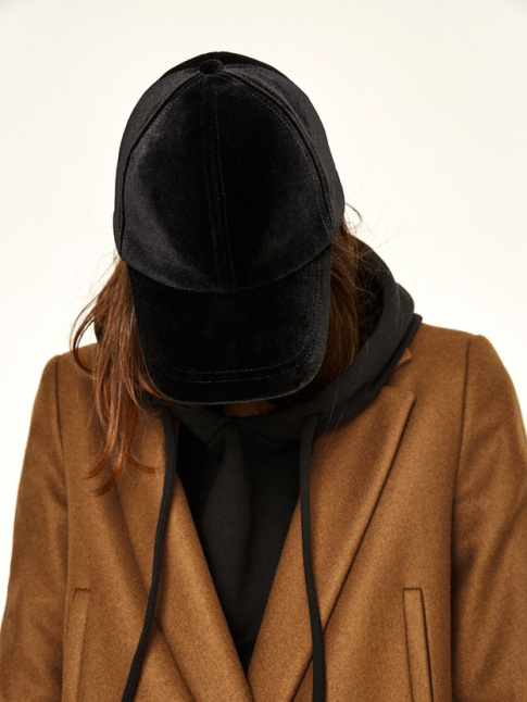 Pardessus + sweat  capuche + casquette = le bon mix
