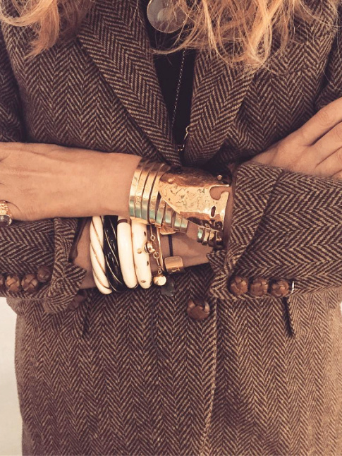 Blazer masculin + accumulation de bracelets = le bon mix