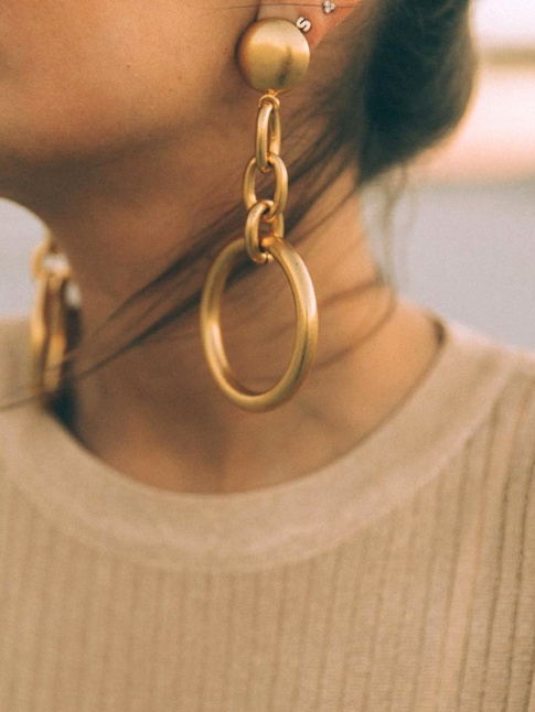 Les boucles d'oreilles se font toujours plus massives : vive le come-back des 80's/90's !