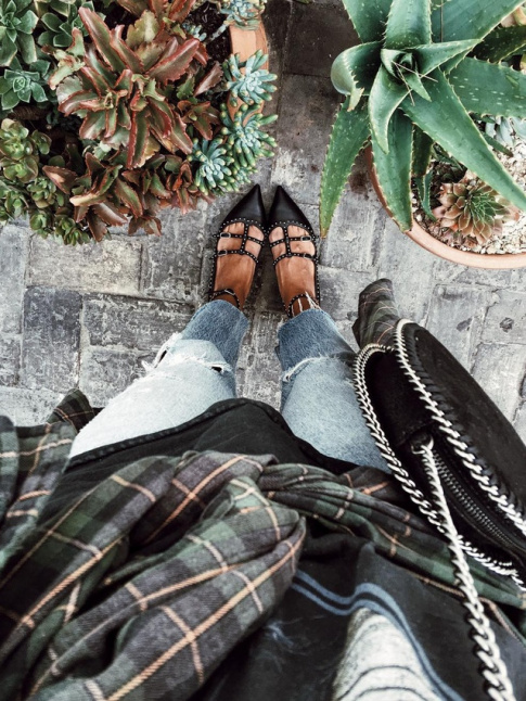 Ballerines sophistiques + tenue grunge = le bon mix