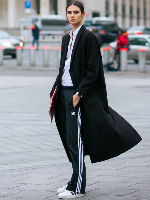 Pardessus sobre + chemise masculine + jogging 3 bandes = le bon mix