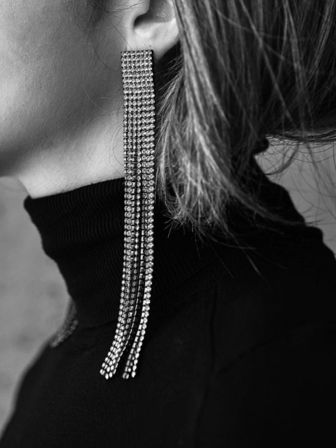 Col roul + longs pendants d'oreille = le bon mix