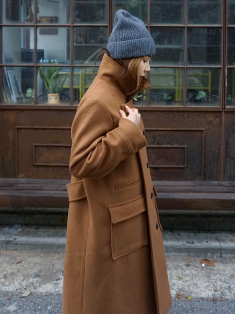 Manteau camel au col relev + bonnet gris = le bon mix