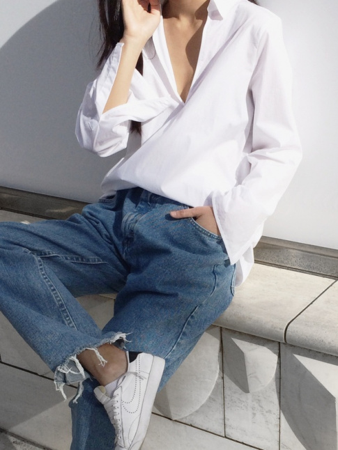 Oui aux chemises blanches prenant quelques liberts stylistiques !