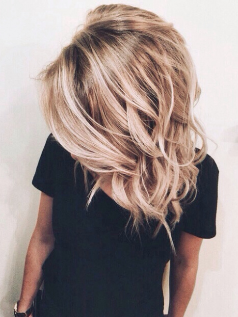 Rien de tel qu'un simple tee-shirt noir pour sublimer un blond lumineux