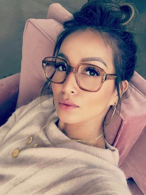 Immenses lunettes de vue + minois sexy = le bon mix