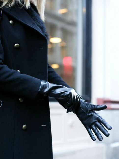 Rien de tel qu'une paire de gants en cuir noir pour chiciser un pardessus bleu marine