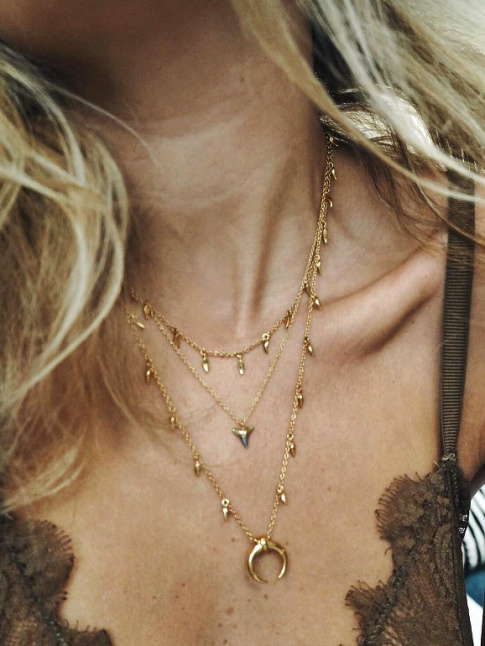 Soutien-gorge en dentelle minimaliste + accumulation de fins colliers = le bon mix