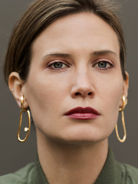 Wanted : une paire d'tranges boucles d'oreilles dores oversize