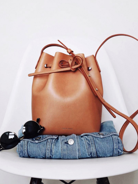 Intemporel et facile  porter, le sac seau camel a tout bon !