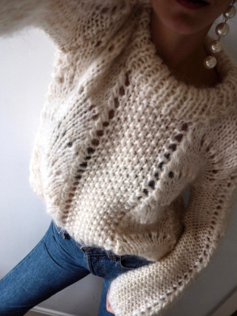 Pull ultra cosy + mono boucle d'oreille extra longue = le bon mix
