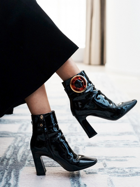 Entre cuir cir, inclinaison parfaite et boucle fantaisie, ces bottines Louis Vuitton ont tout bon !
