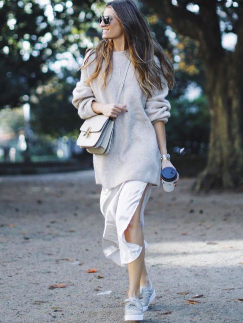 Maxi pull + robe midi effet satin = le bon mix