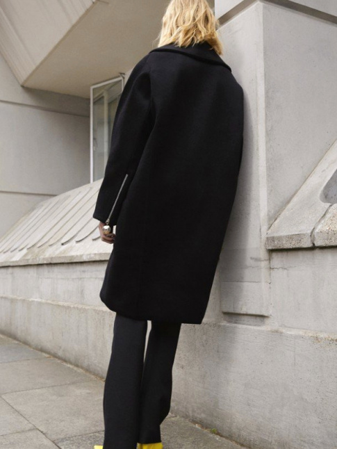 Rien de tel qu'une paire d'escarpins colors pour drider un total look sombre