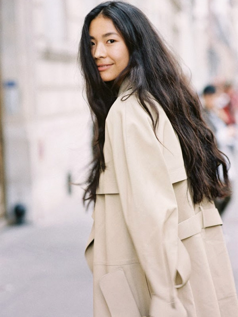 Cheveux ultra longs + trench unisexe = le bon mix