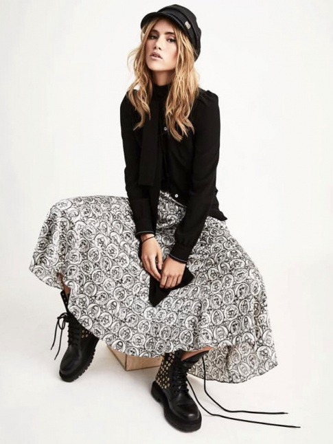 Godillots noirs + jupe longue + pull carbone = le bon mix