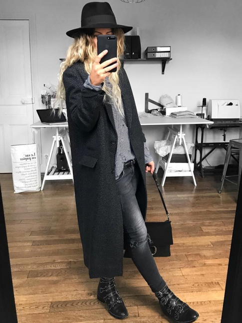 Manteau long + boots rock + fedora = le bon mix