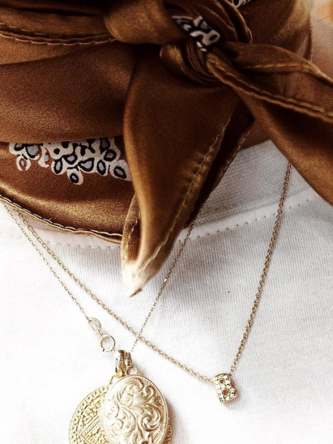Foulard nou prs du cou + tee-shirt blanc + mdaillons = le bon mix